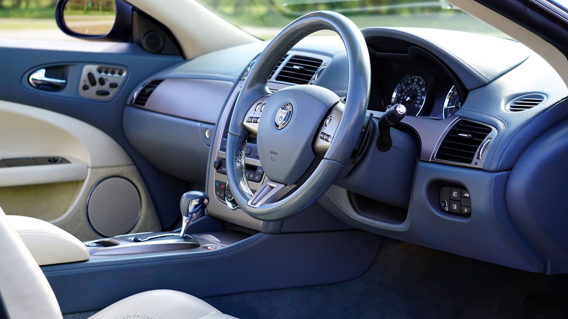 Steering wheel, dashboard and front seats inside a car